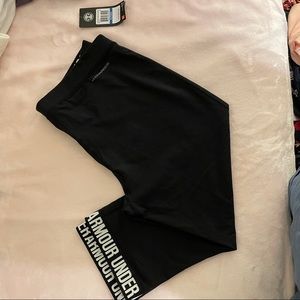 Under armour black fitted capris